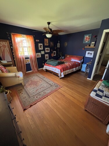 Beautiful, Family friendly home in Saratoga Springs, NY. 2.2 Miles from track,