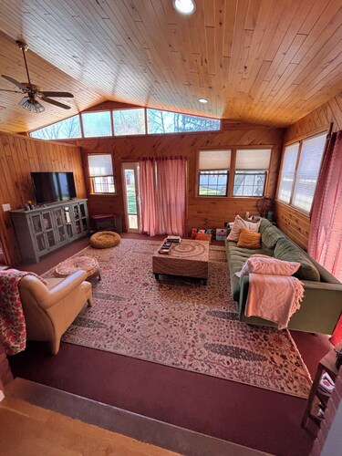 Beautiful, Family friendly home in Saratoga Springs, NY. 2.2 Miles from track,