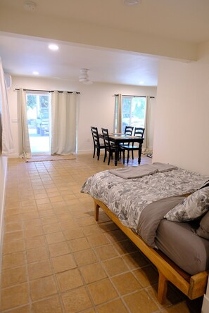4 chambres, bureau, fer et planche à repasser, accès au Wi-Fi (inclus)