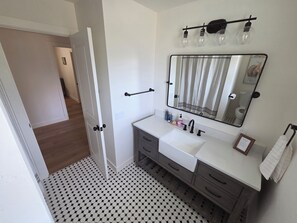Shower, hair dryer, towels, soap - Newly Renovated Farmhouse on 5 acres near Lake Success with Pool & AC comfort (Porterville)