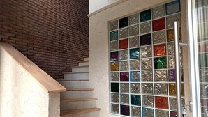 A staircase with wooden steps and a brick wall. - "Anno 1973" - Start your journey through time today! PRIMA Quarter (Lastrup)