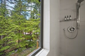 Shower, hair dryer, towels, shampoo - Mule Deer - Grand Mt. Hood Chalet for Groups (Government Camp)