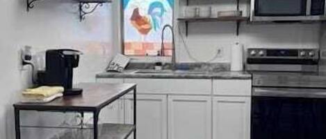 Réfrigérateur, four à micro-ondes, un four, surface de cuisson