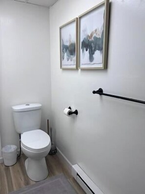 Douche, séchoir à cheveux, shampooing