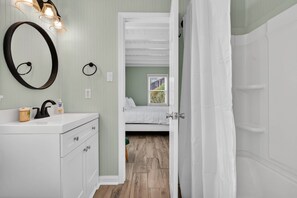Shower, towels - Crow's Nest by Brunswick Vacation Rentals: 4BR Pool Home Walk to Beach Sleeps 12 (Ocean Isle Beach)