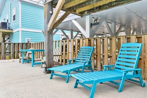Terrace/patio - Crow's Nest by Brunswick Vacation Rentals: 4BR Pool Home Walk to Beach Sleeps 12 (Ocean Isle Beach)