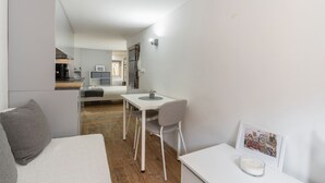 Un espai vital compacte amb una cuineta, una zona de menjador i una zona de seients.