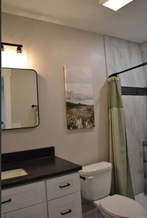 Sèche-cheveux, serviettes fournies, savon, shampoing