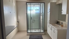 Dusche, Handtücher, Toilettenpapier