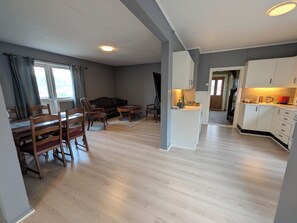 Un appartement moderne comprenant un coin repas, un canapé, une cuisine et un salon.