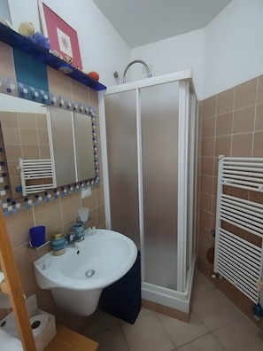 Dusche, Haartrockner, Handtücher