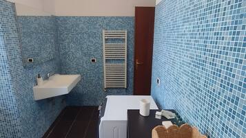 Een douche, een haardroger, handdoeken