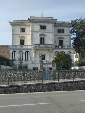 Exterior - Apartment 'Villa Santoni Guest House' with Balcony and Wi-Fi (Orte Scalo)
