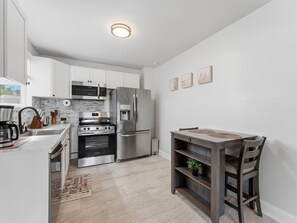 Fridge, microwave, oven, stovetop - Clearwater Charm Unit -C (Clearwater)
