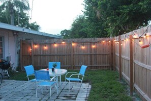 Outdoor dining - Retro Sarasota Haven: Private Yard| BBQ |Downtown (Sarasota)
