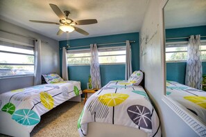 Desk, iron/ironing board, travel cot, WiFi - Retro Sarasota Haven: Private Yard| BBQ |Downtown (Sarasota)