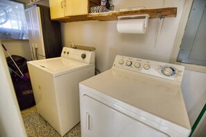 Interior - Retro Sarasota Haven: Private Yard| BBQ |Downtown (Sarasota)