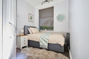 4 bedrooms, desk, iron/ironing board, WiFi - Birch Barn Retreat - Spacious 4BR House w/Parking (West Northamptonshire)