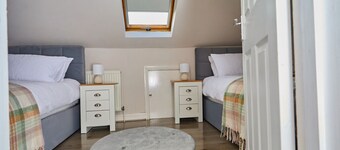 Birch Barn Retreat - Spacious 4BR House w/Parking
