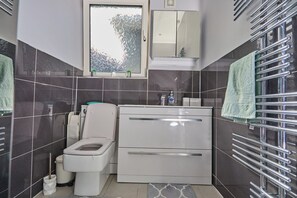 Hair dryer, towels - Birch Barn Retreat - Spacious 4BR House w/Parking (West Northamptonshire)