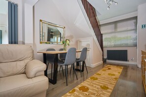 Interior - Birch Barn Retreat - Spacious 4BR House w/Parking (West Northamptonshire)