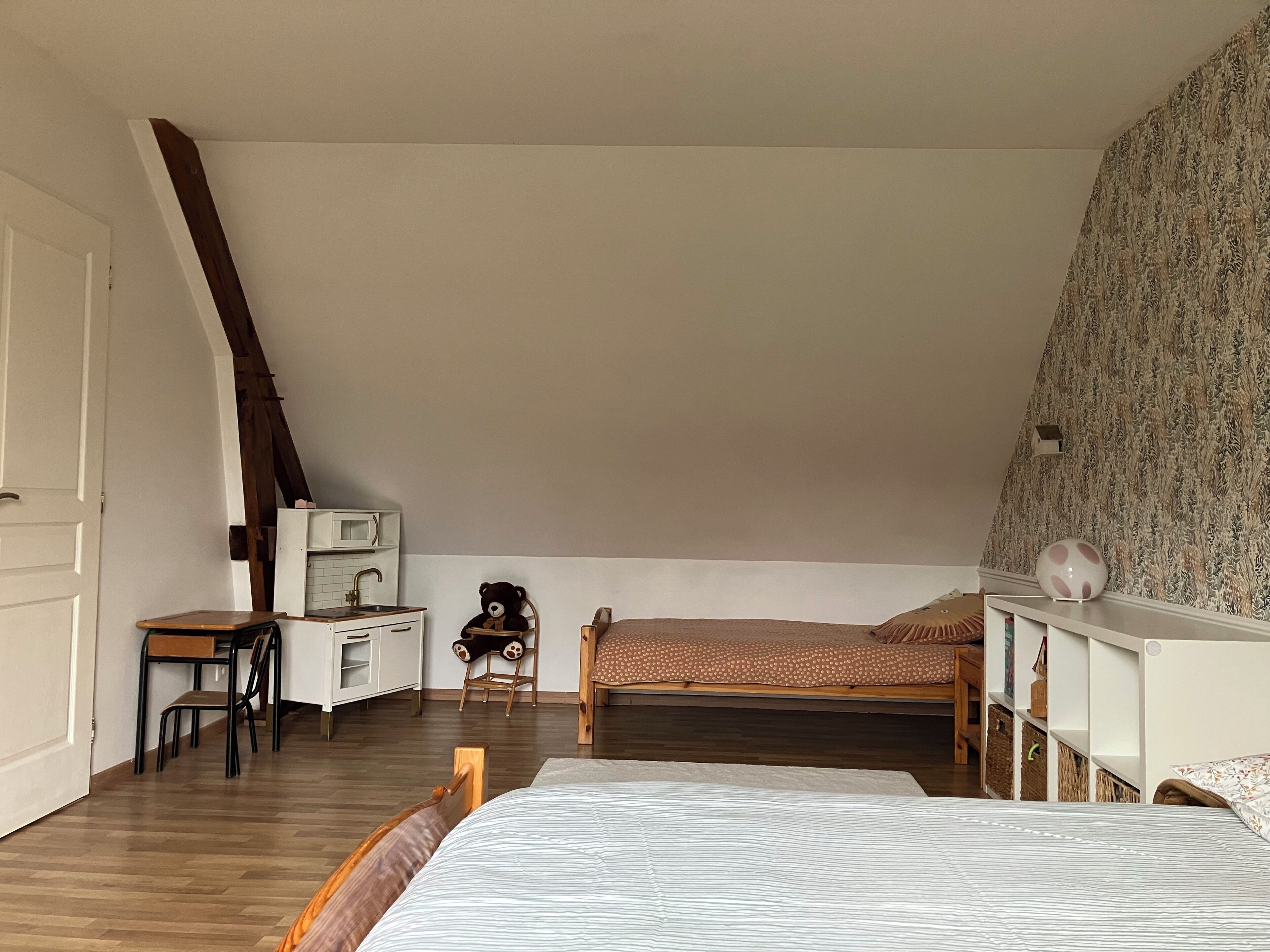3 bedrooms, bed sheets