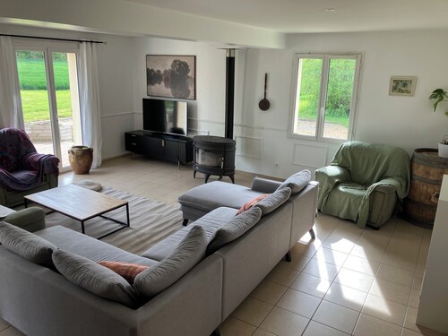 Quiet country house facing the forest, 1 hour from Paris