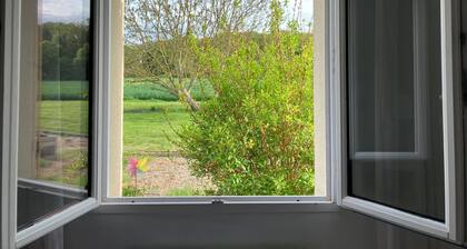 Quiet country house facing the forest, 1 hour from Paris