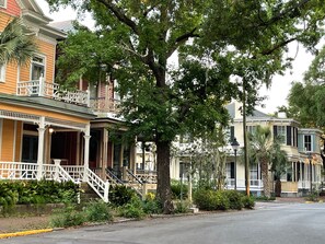 Exterior - Historic Savannah Retreat Walk to Forsyth Park (Savannah)