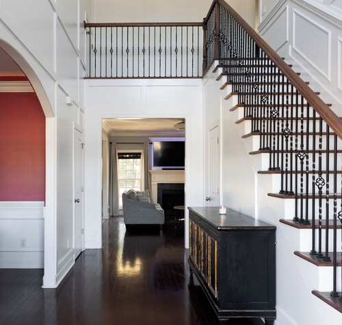 Spacious 4BR Retreat -- 2 Masters + Theater/Lounge -- Sleeps 10-12