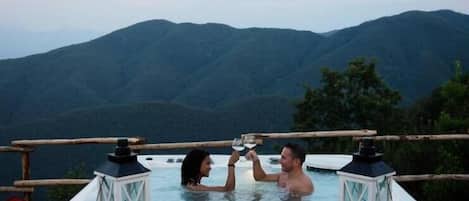 Bañera de hidromasaje al aire libre