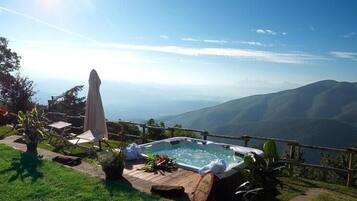 Banyera d'hidromassatge a l'aire lliure