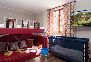 Standard-Vierbettzimmer, Bergseite | Kinderbereich