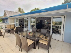 Outdoor dining - Luxurious and spacious Caribbean Villa with large private pool (Gros Islet)