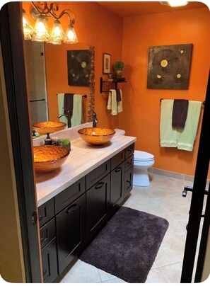 Hair dryer, towels, soap, toilet paper - Desert Oasis in the heart of Palm Desert (Palm Desert)