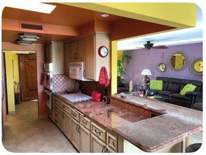 Private kitchen - Desert Oasis in the heart of Palm Desert (Palm Desert)