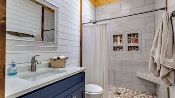 Douche, serviettes fournies, savon, papier toilette
