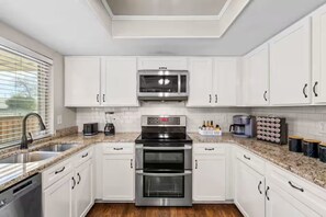 Private kitchen - New Brick Beauty Private Pool (Richardson)