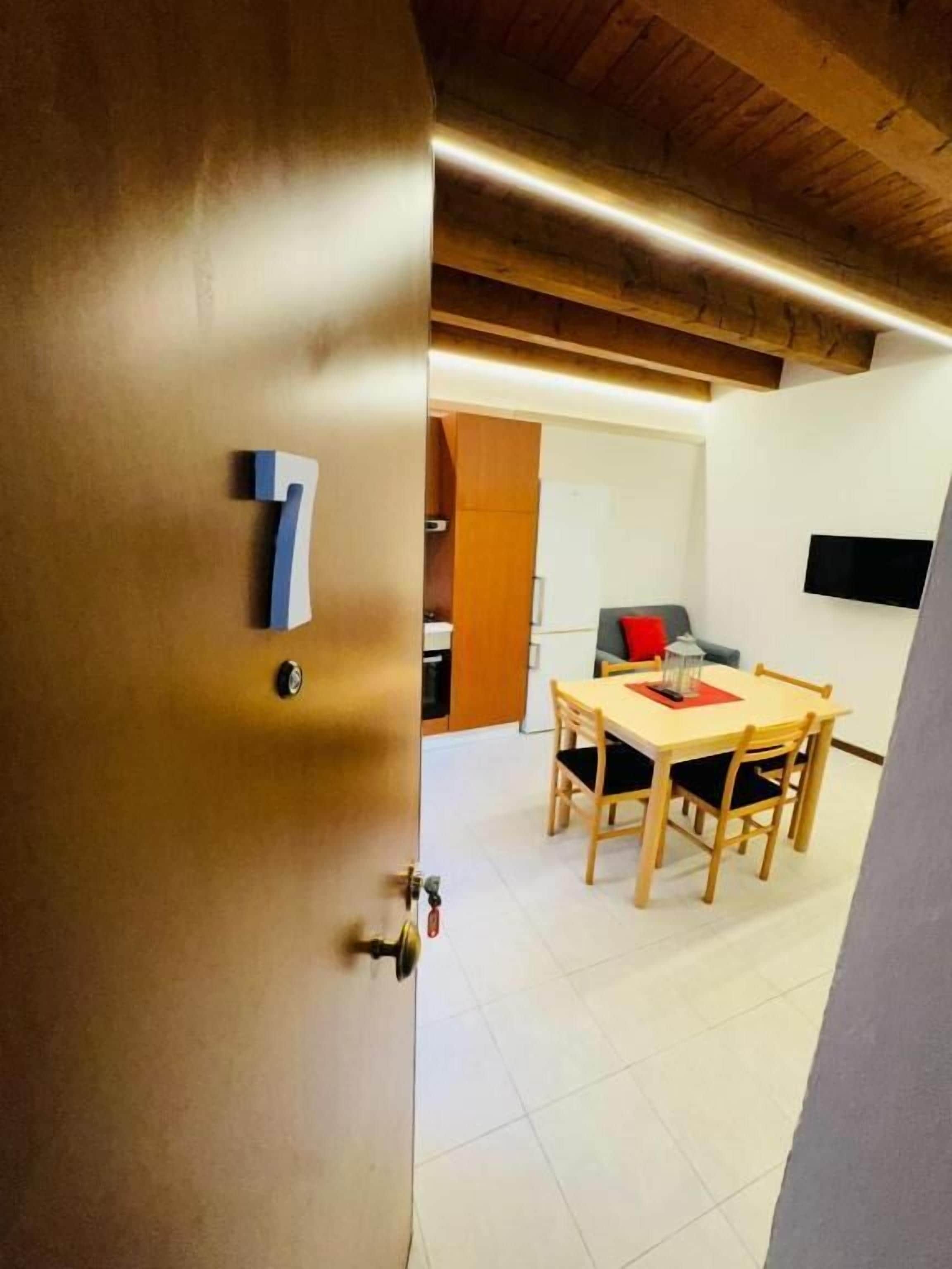 Apartemen, 2 kamar tidur, balkon | Brankas, tirai kedap cahaya, dan Wi-Fi gratis