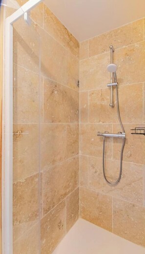 Douche, serviettes fournies