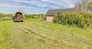A rural setting with a vintage train carriage, a small wooden building, and a grassy field. - Chalet Mathieu - THIL SUR ARROUX (THIL SUR ARROUX)
