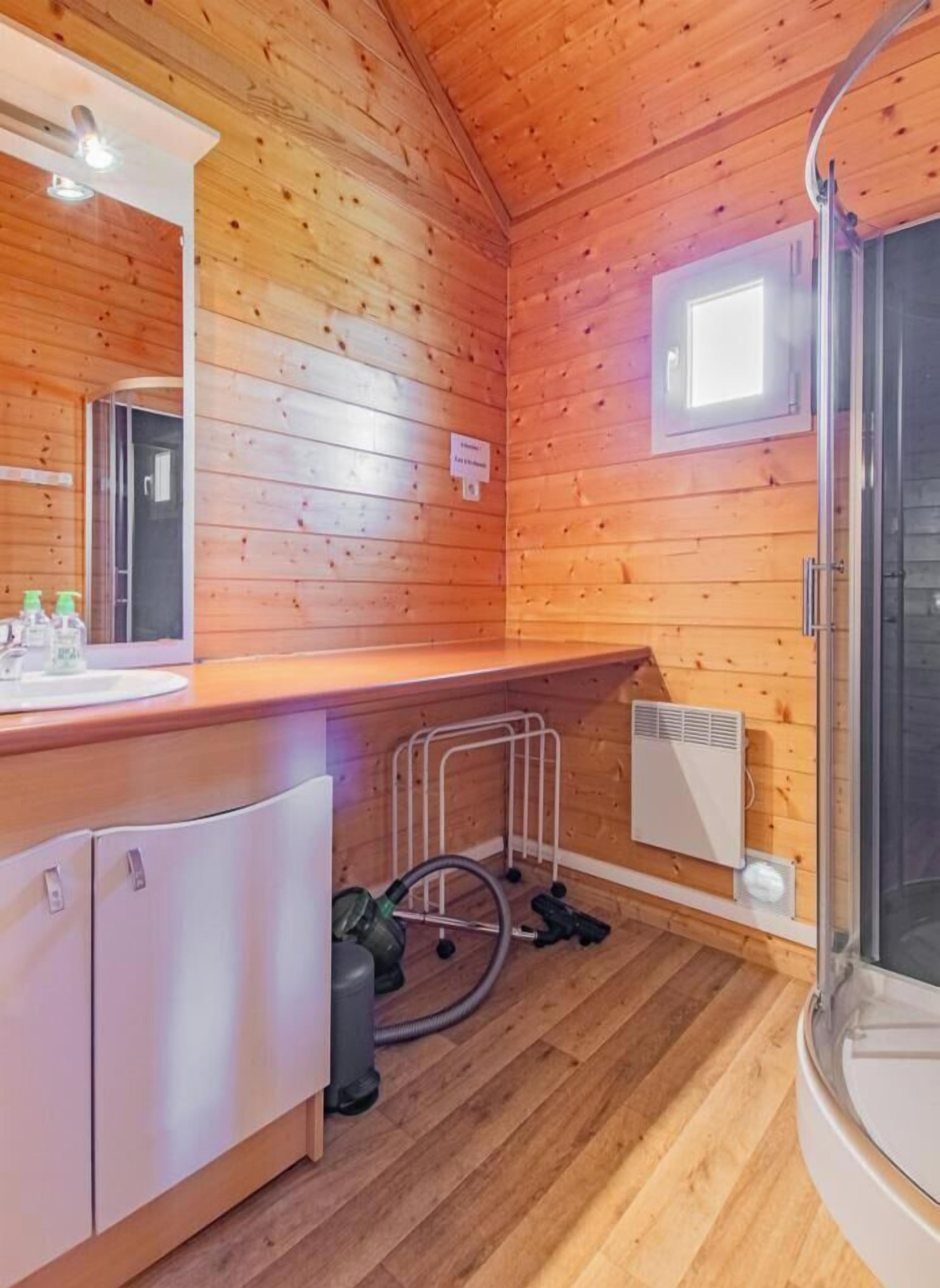 Een douche, handdoeken