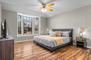 4 bedrooms, iron/ironing board, Internet, bed sheets - Family-friendly ATT Stadium 6 Flags (Grand Prairie)