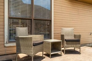 Terrace/patio - Family-friendly ATT Stadium 6 Flags (Grand Prairie)