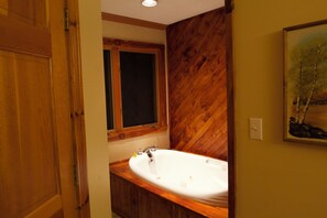 Douche, baignoire à jets, sèche-cheveux, bidet