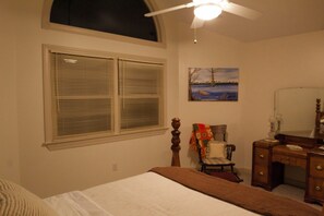 6 bedrooms, desk, free WiFi, bed sheets