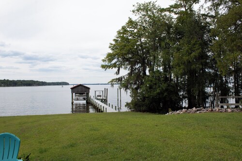 Beautiful home on Blounts Bay ready for your next family vacation