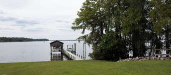 Beautiful home on Blounts Bay ready for your next family vacation