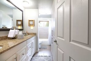 Bathroom - Moody Moon Cottage 3bd with Pool Table 10min dfw (Irving)