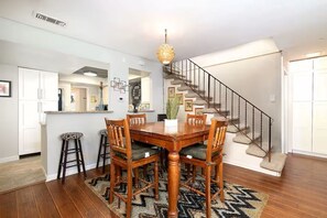 Dining - Moody Moon Cottage 3bd with Pool Table 10min dfw (Irving)